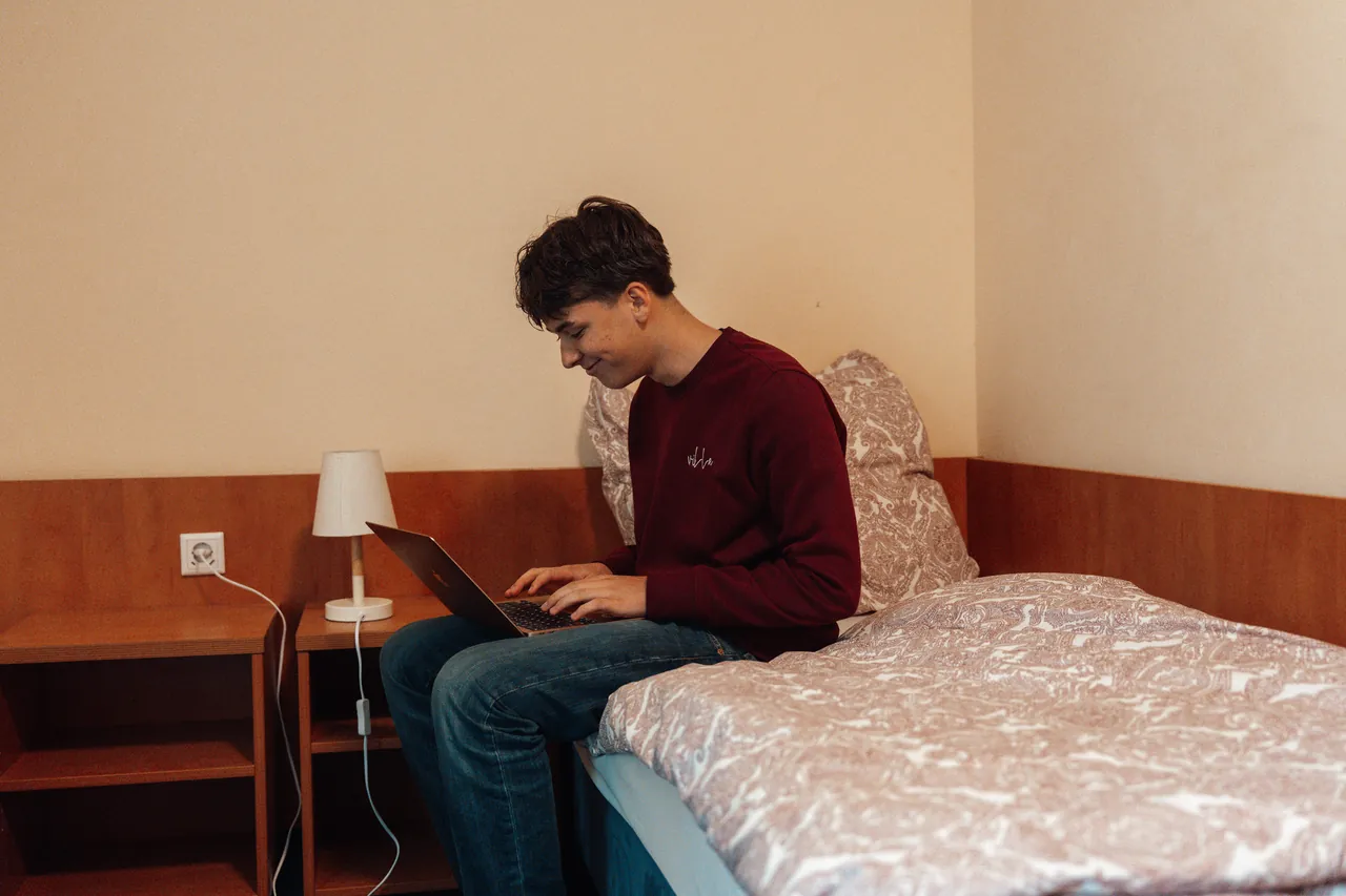 Room at Villa Wewersbusch: bed with bedside table and reading lamp