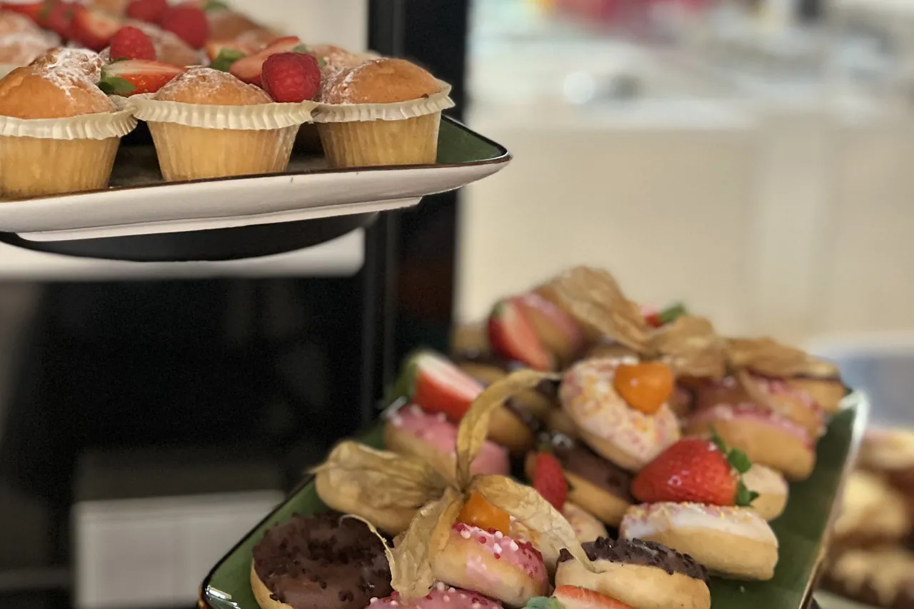 Canteen at Villa Wewersbusch: tiered stand with muffins and doughnuts topped with fresh berries